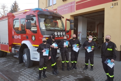 Strażacy ochotnicy roznosili ulotki dla mieszkańców gminy